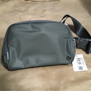 Lululemon Everywhere Belt Bag Large 2L- Grey Sage